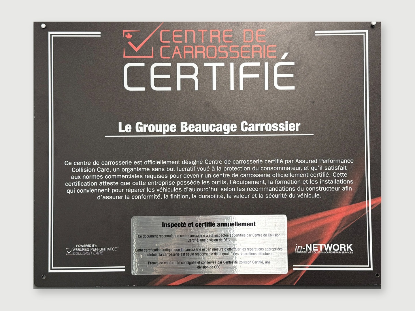 Plaque de certification Réseau Assured Performance remise à Beaucage Carrossier