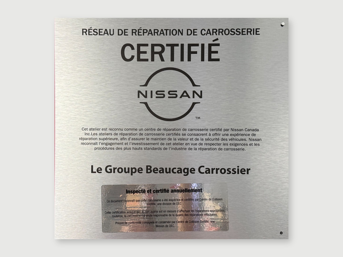 Plaque de certification Nissan remise à Beaucage Carrossier