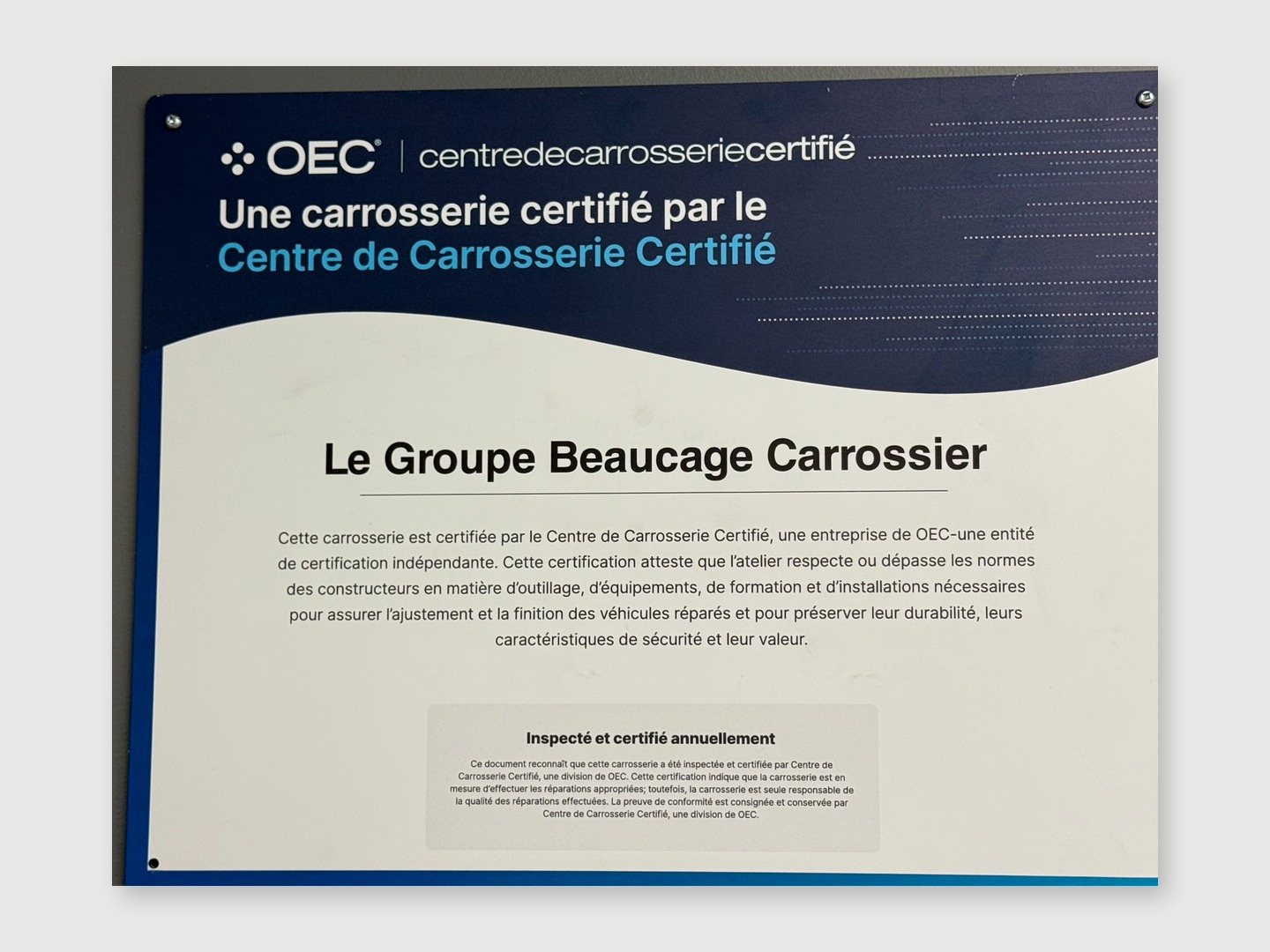 Plaque de certification OEC · Centre de Carrosserie Certifié remise à Beaucage Carrossier