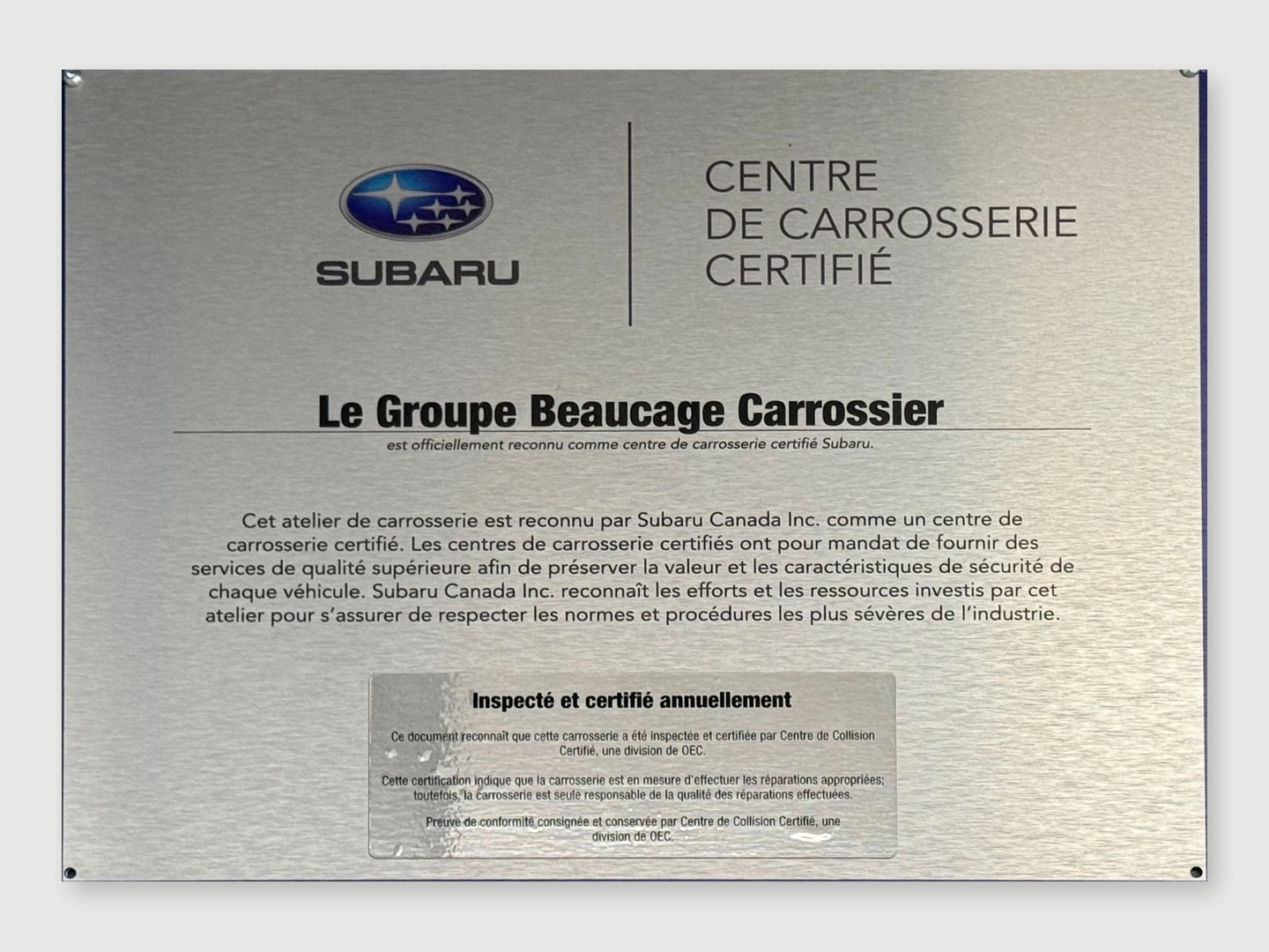 Plaque de certification Subaru remise à Beaucage Carrossier