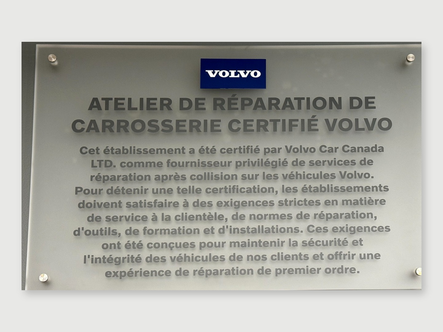 Plaque de certification Volvo remise à Beaucage Carrossier